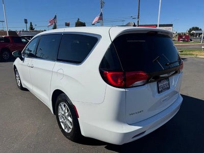 2022 Chrysler Voyager LX